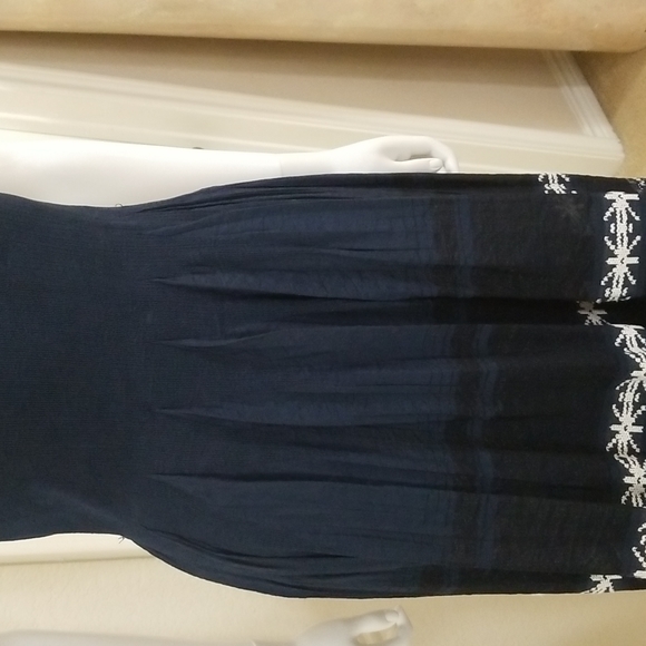 This gorgeous short sleeve dress takes you into summer - Picture 3 of 7